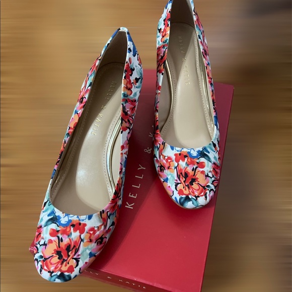 ❤️‍🔥SOLD ❤️‍🔥 Wedge Pump Red Multi-color size 8M slip on Gift NIB - Picture 3 of 3